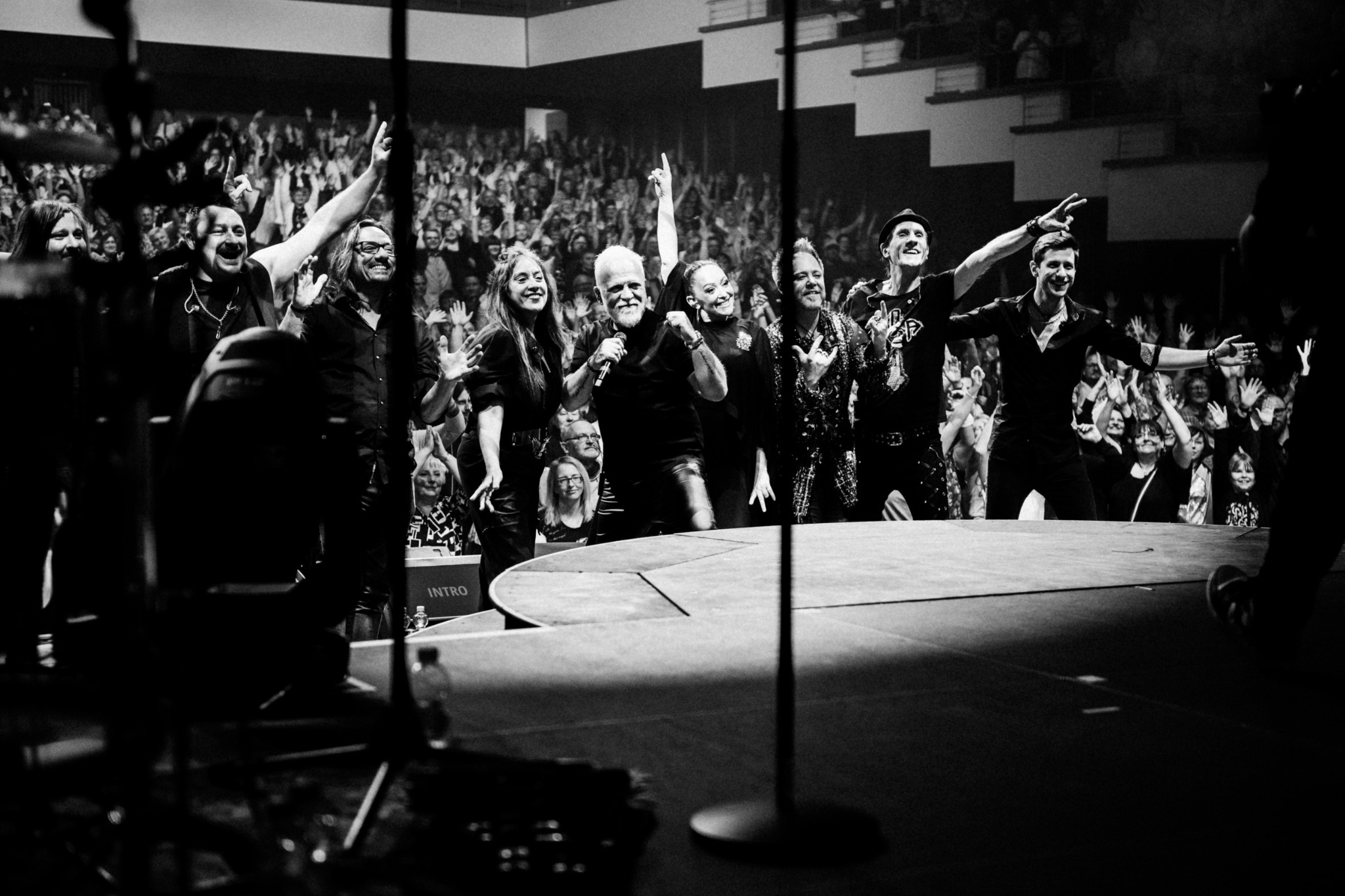 Nino de Angelo mit Band auf der Bühne